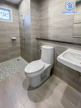 *****ทาวน์โฮมมือสอง ม. ดิเอ็กคลูซีฟ รัชดา-วงส์สว่าง บ้านสวยพร้อมเข้าอยู่ บนเนื้อที่กว่า 18.7 ตร.ว. พื้นที่ใช้สอยกว้างถึง 134 ตร.ม. 3 ห้องนอน 4 ห้องน้ำ 2 ที่จอดรถ บนทำเลโซนเมือง เดินทางสะดวกใกล้ร้านอาหาร เชื่อมต่อถนน วงศ์สว่าง, ติวานนท์, รัตนาธิเบศร์ ใกล้รถไฟฟ้าสายสีม่วงสถานี "แยกติวานนท์" และ ทางด่วน "ศรีรัช"